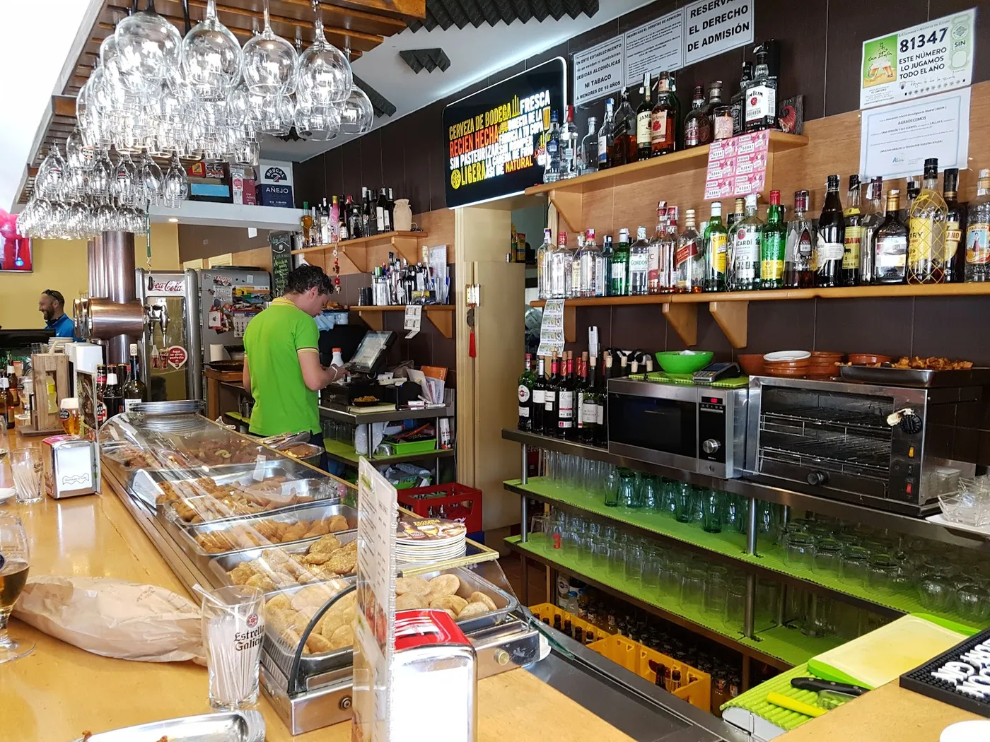 La barra de Casa Serafín, con las tapas en la vitrina