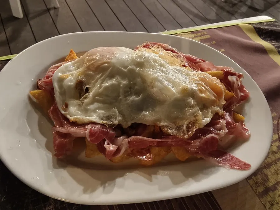 Huevos rotos con picadillo y jamón, de la carta de Casa Serafín