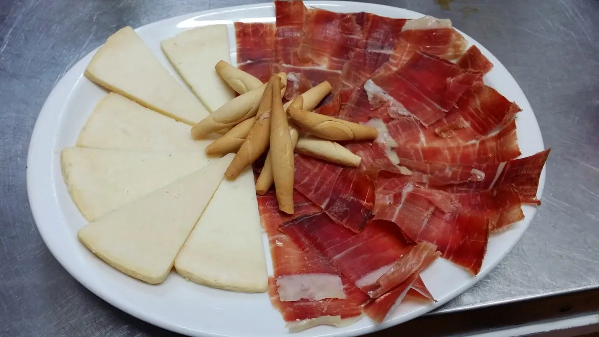 Un plato de jamón ibérico y queso manchego