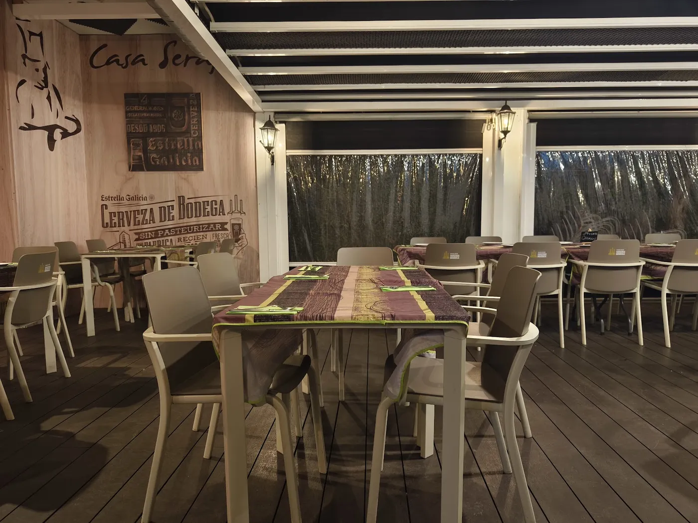 La terraza cubierta de Casa Serafín, con las mesas largas