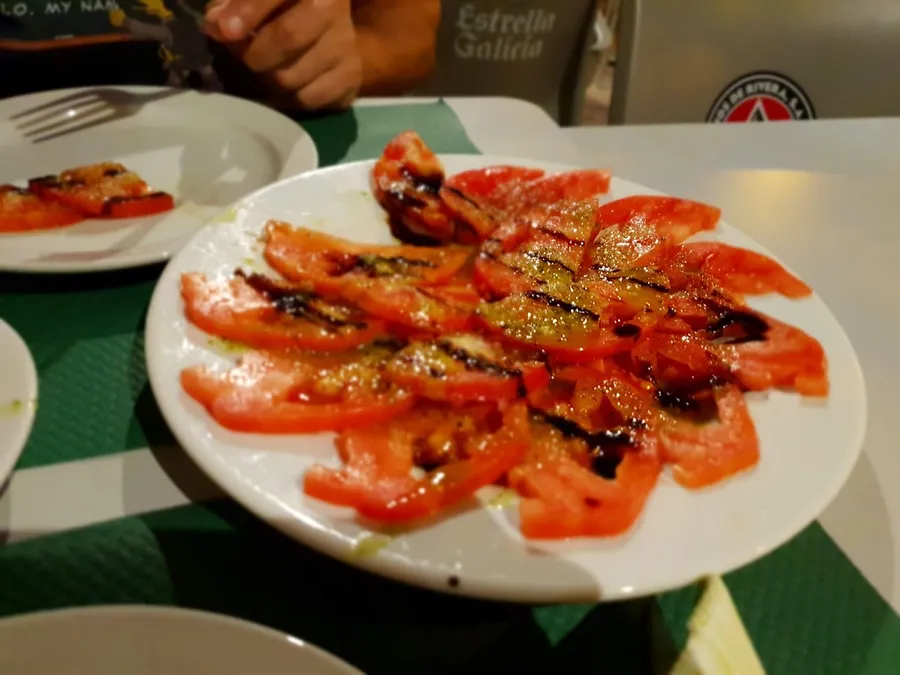 Tomates aliñados, de la carta de Casa Serafín