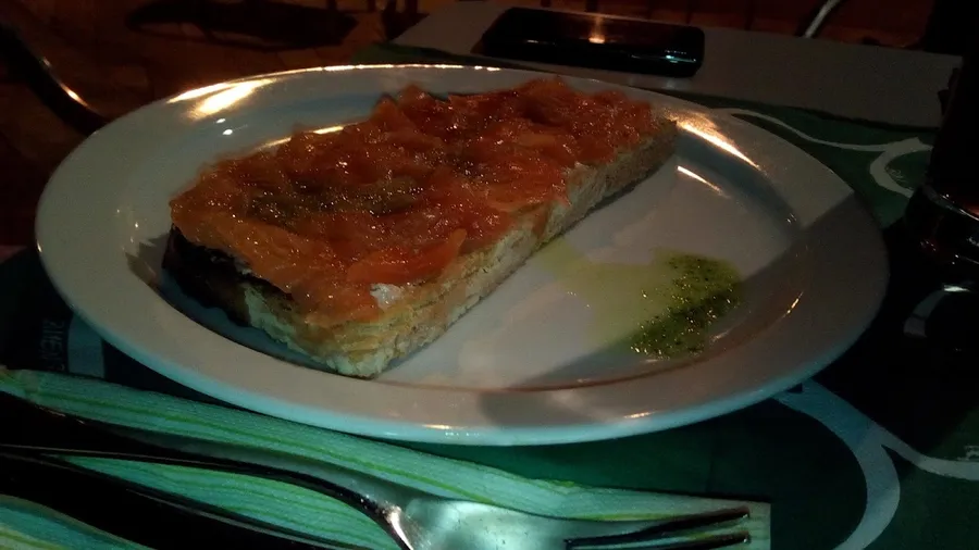 Tosta de salmón, de la carta de Casa Serafín